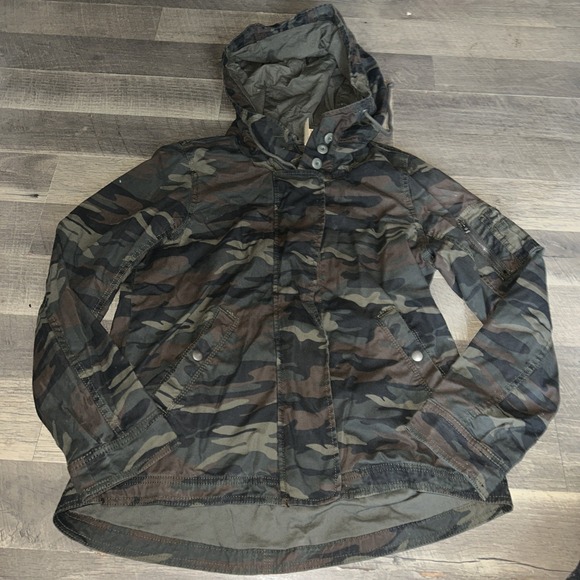 American Eagle Outfitters Hooded Camo LOVE Utility Jacket Size Large MSRP $100 - Picture 1 of 5